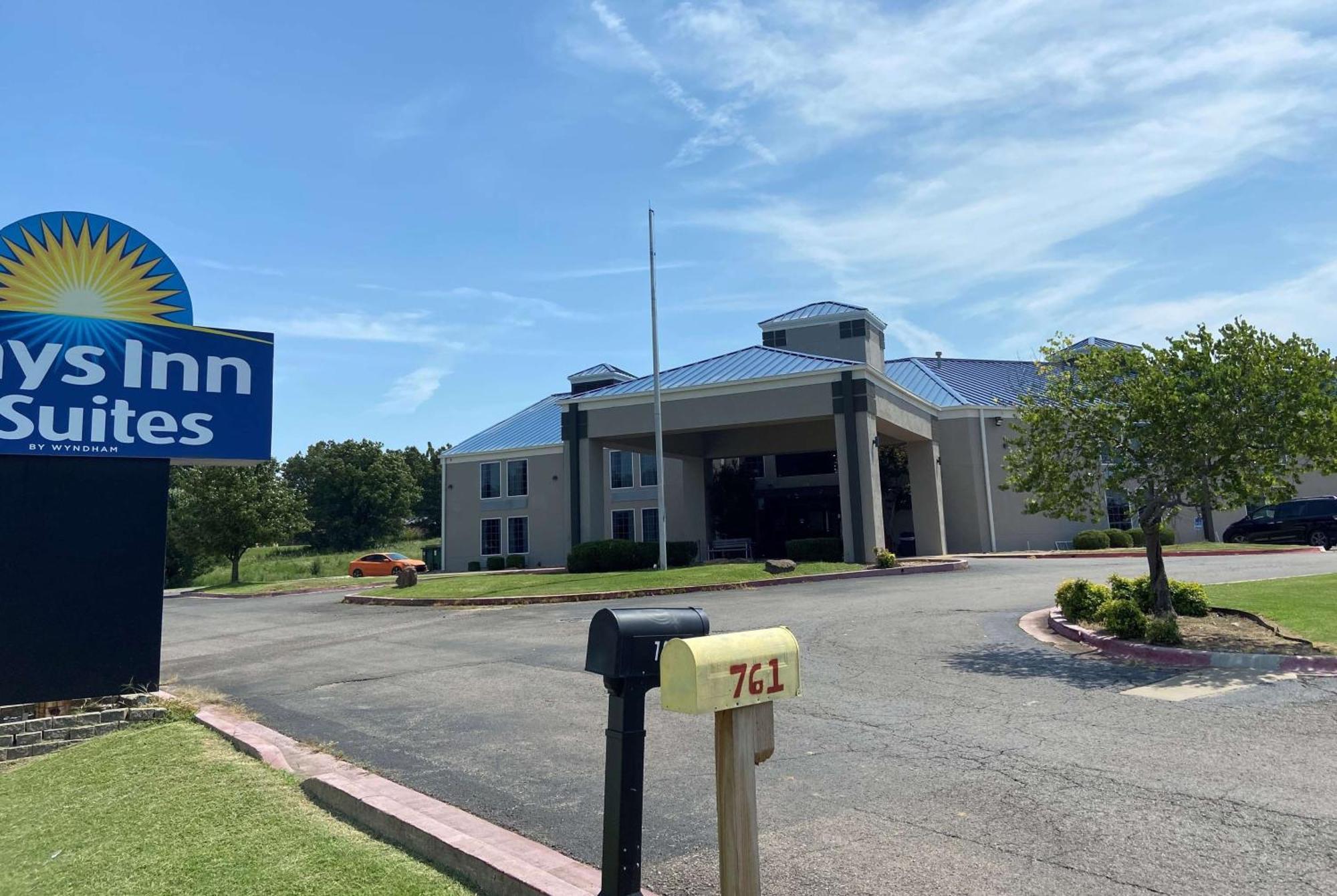 Days Inn & Suites By Wyndham Tahlequah Экстерьер фото